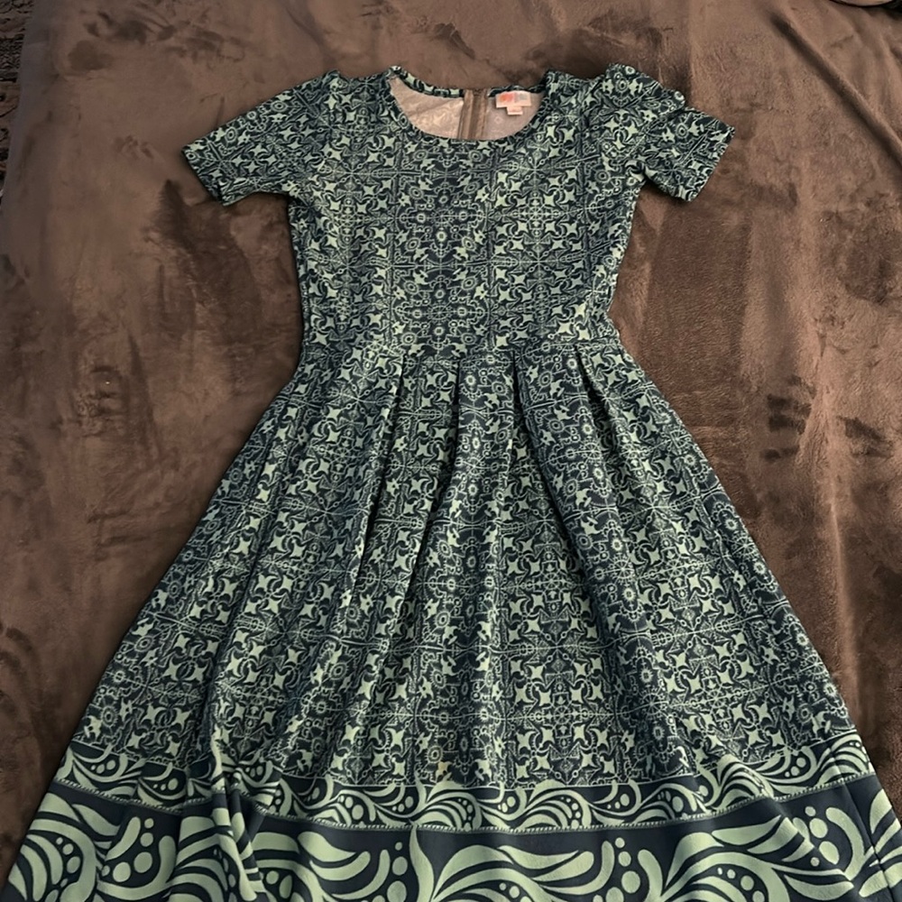 Beautiful LulaRoe dress! Zipper back. Figure flattering. Women’s size small.